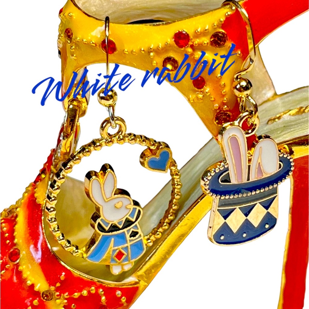 2/22 🐇Cute mismatched enamel Alice in Wonderland like earrings